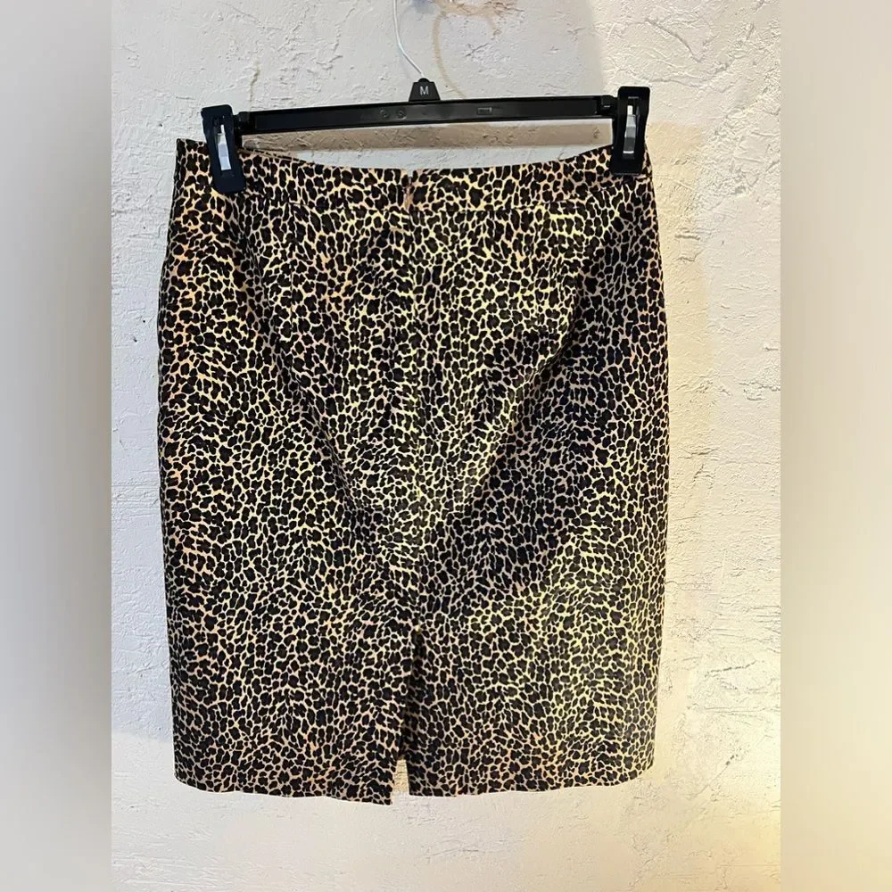 J Crew animal print skirt size 6, gorgeous staple for your closet, zip back,love